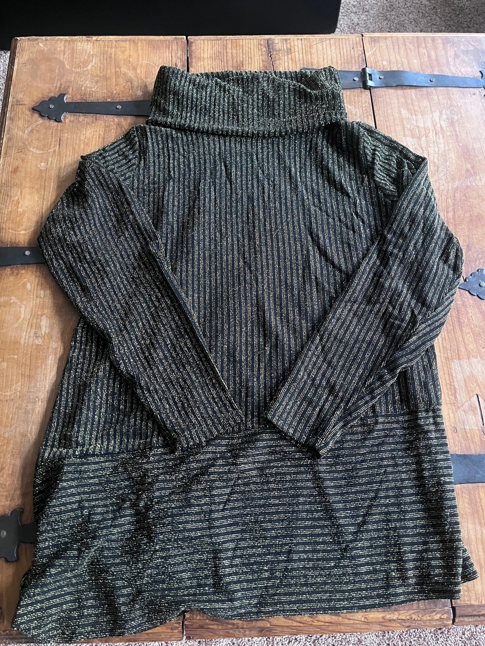 Pamela McCoy Black and‎ Gold Metallic Ribbed Turtleneck Sweater